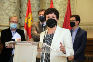 María Sánchez durante la firma del acuerdo