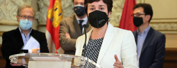 María Sánchez durante la firma del acuerdo