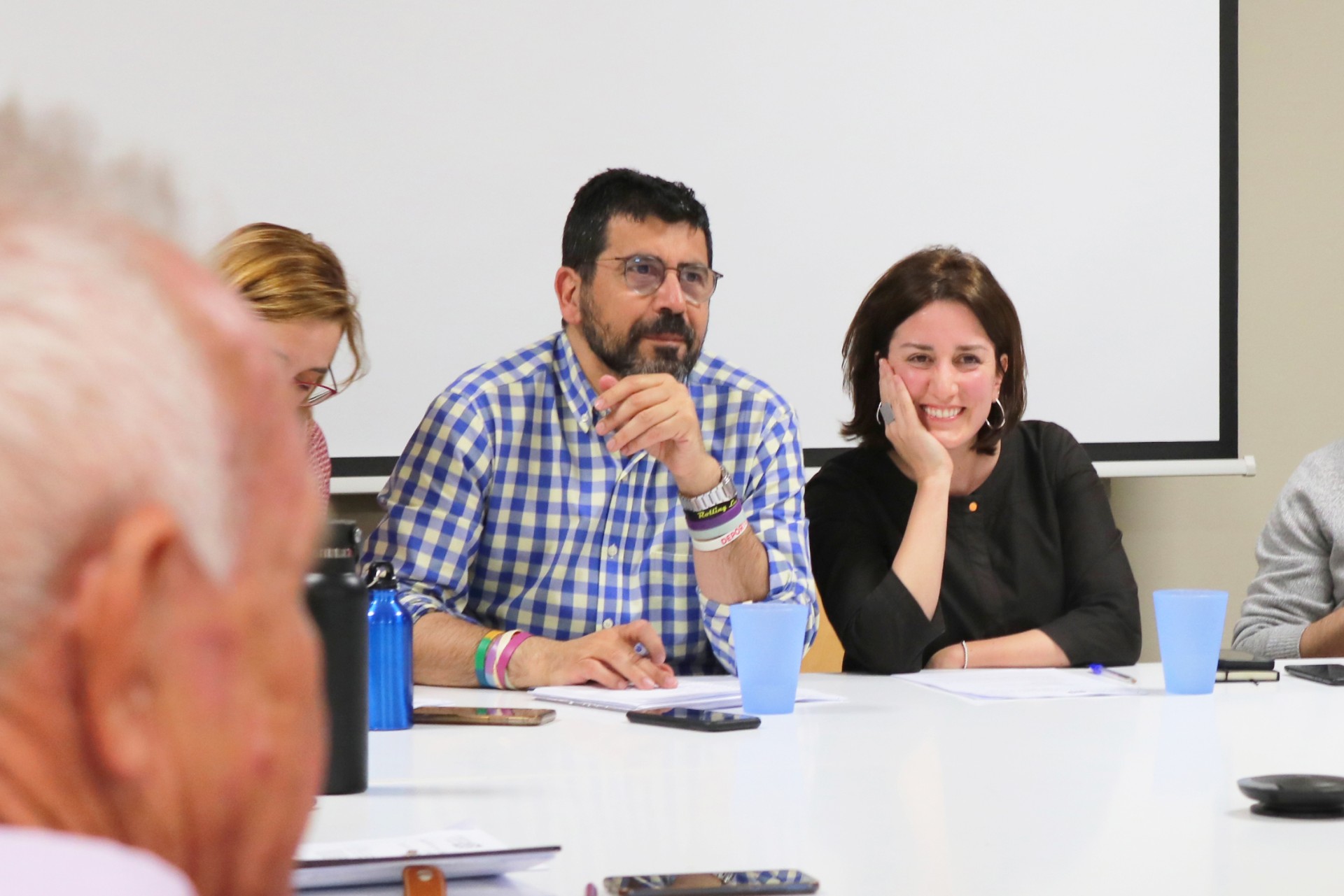 Alberto Bustos y María Sánchez durante un encuentro con colectivos locales