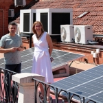 Jonathan Racionero y Rocío Anguita junto a las placas fotovoltaicas de la azotea de la Casa Consistorial