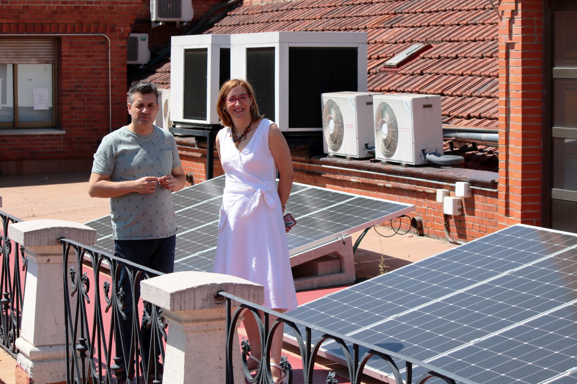 Jonathan Racionero y Rocío Anguita junto a las placas fotovoltaicas de la azotea de la Casa Consistorial