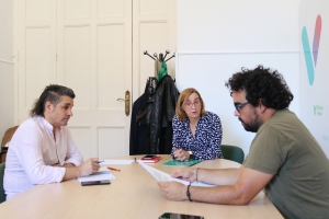 Reunión de Rocío Anguita y Jonathan Racionero con el representante de FAPAVA