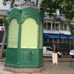 El kiosco del Caño Argales abandonado y vandalizado mientras los vecinos esperan que el Ayuntamiento les abra la puerta
